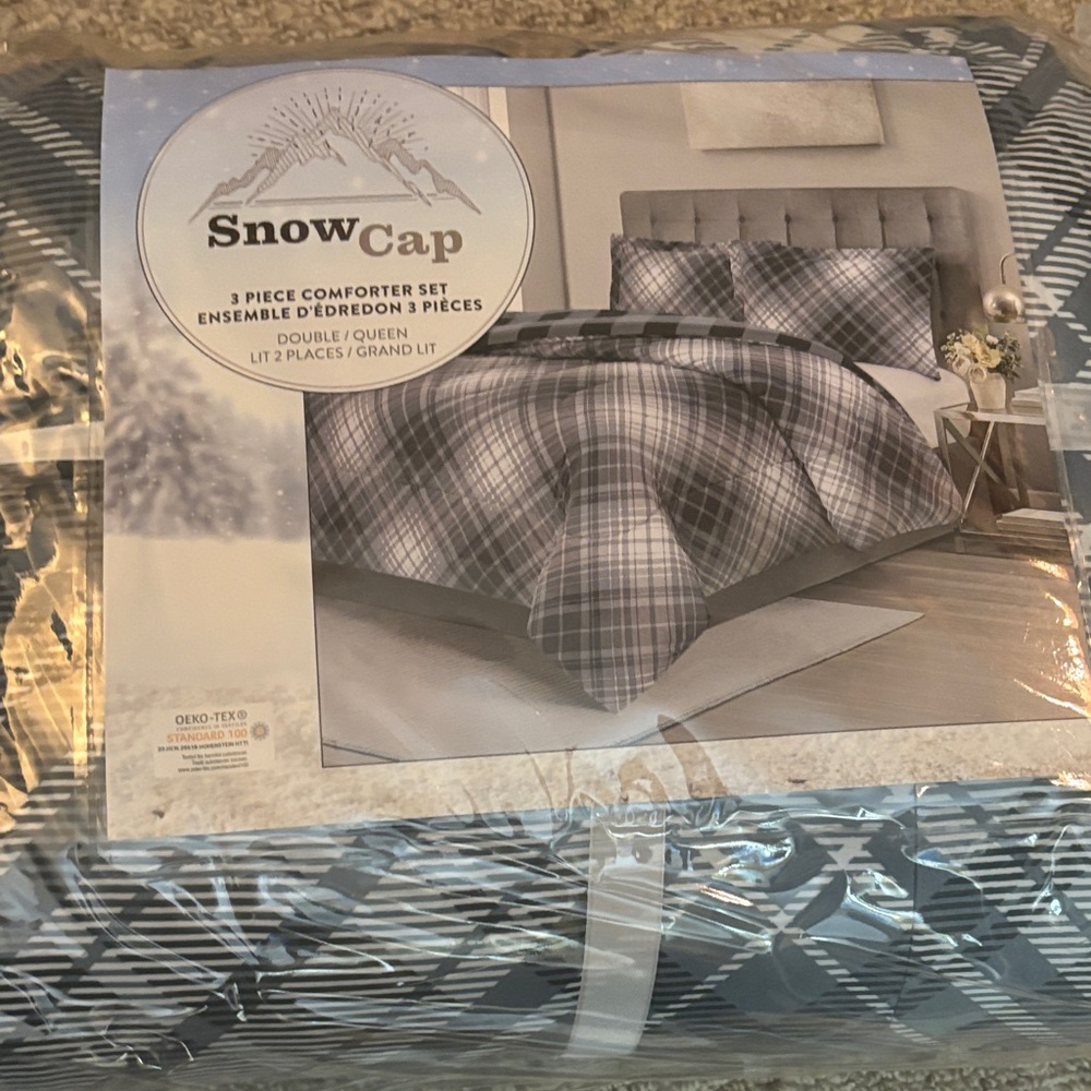 NEW Double/Queen Blue and White Comforter Set